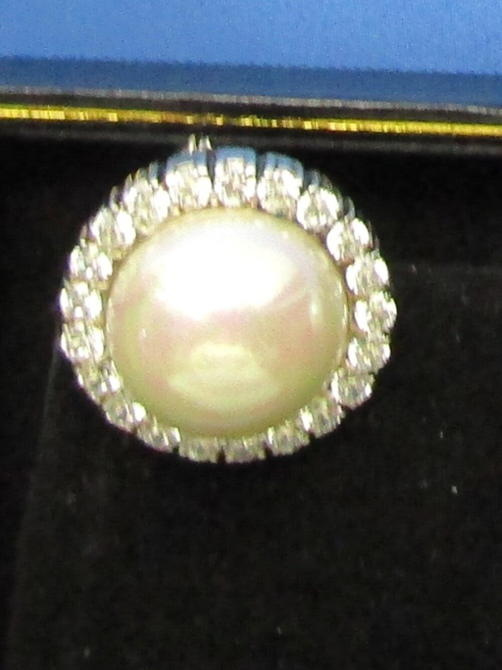 Vintage beautiful pierced earrings By Hollywood Collections NIB